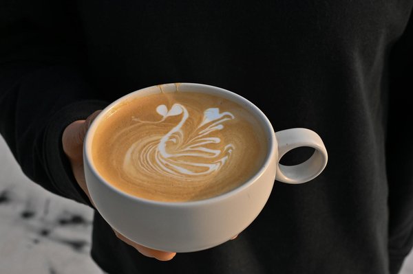 Ultimate guide to consistently staying hydrated throughout your day: effective tips and tricks